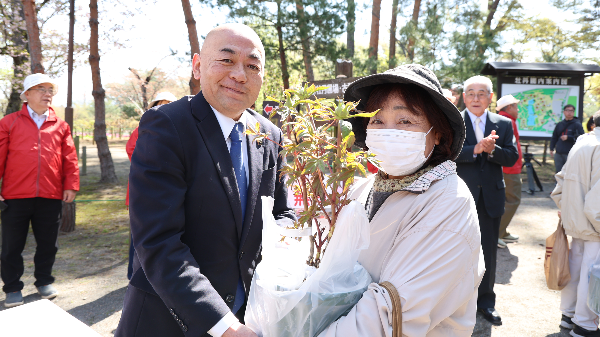 新規採用職員への市長講話を行っている様子