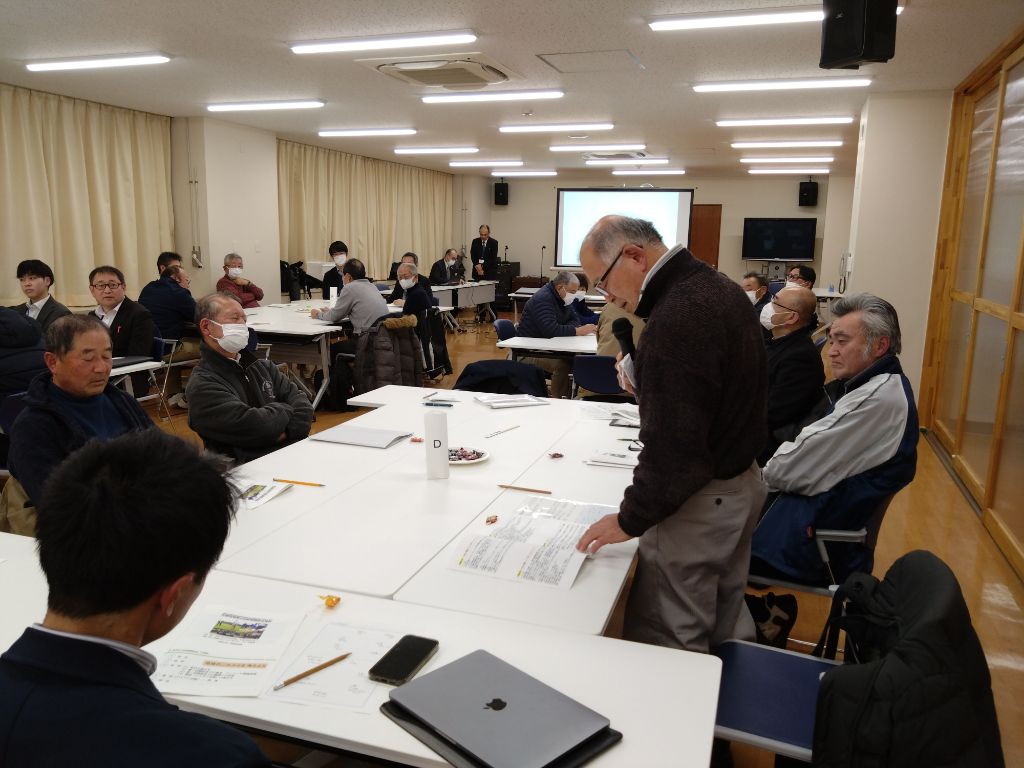 第2回岩瀬地域懇談会で出席者が話す様子