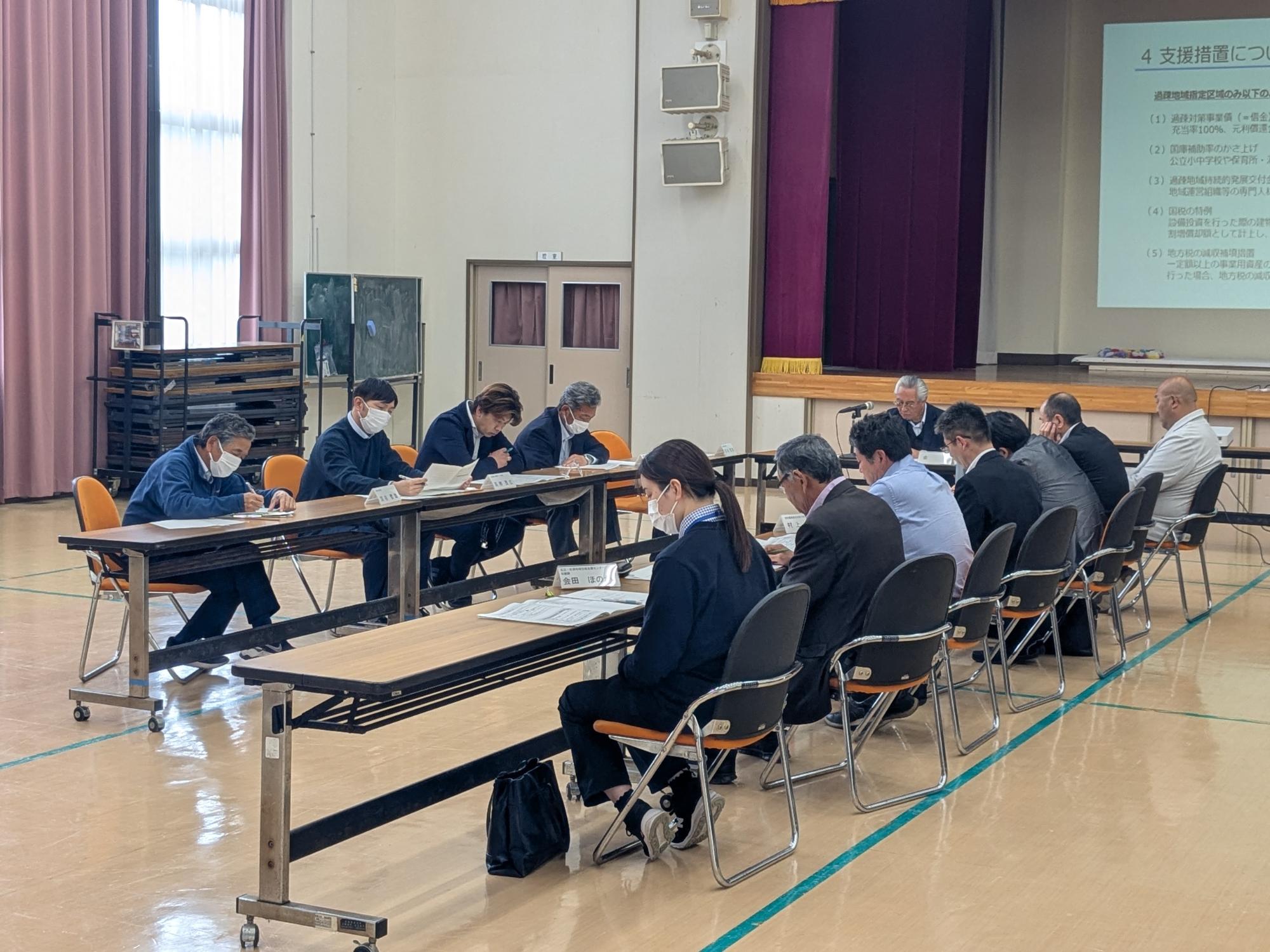 策定会議委員を映した写真