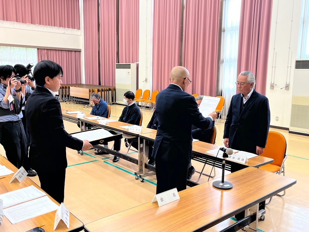 市長が委嘱状を交付している写真