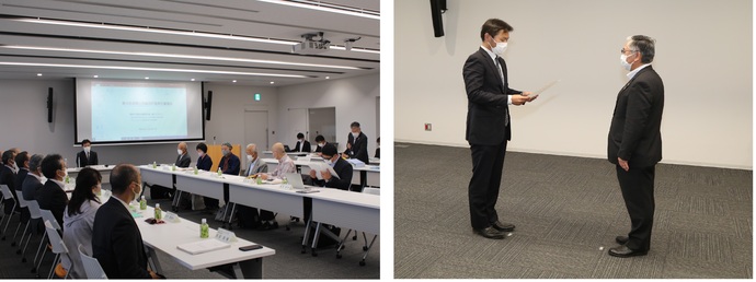 左:白を基調とした会議室で、長机をコの字型に配置し、複数の参加者が着席しており、前方スクリーンには資料が映し出されている様子の写真、右:川崎会長と橋本市長が向かい合って立ち、答申書の授受が行われている様子を横から撮影した写真