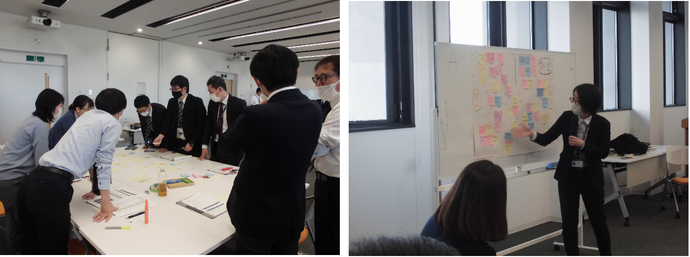 左:会議室で、参加したスーツ姿の男女が、資料を広げたテーブルを囲みディスカッションを行っている様子の写真、右:ピンク、水色、黄色の箋がたくさん貼られたホワイトボードの前でスーツ姿の女性が話をしている様子の写真