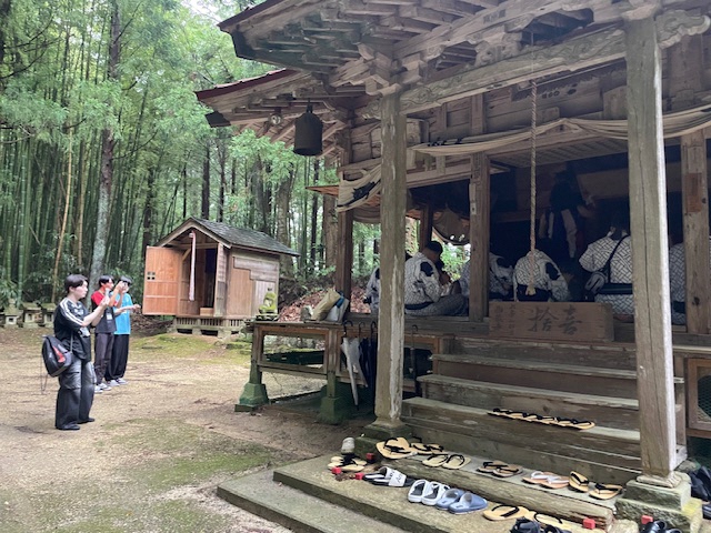 高校生たちがイベント会場を取材している写真
