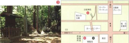 左:右上に3と番号が振られた、木々に囲まれて複数の小さな石碑が並び、傍らに屋根付きの案内板が建っている写真、右:米山寺経塚群が数字の3で示された周辺地図