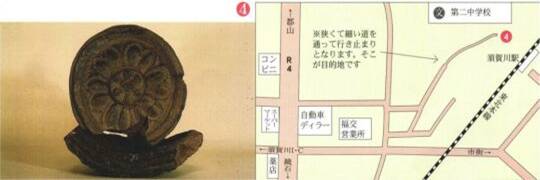 左:右上に4と番号が振られた、中央に花のような模様が施された黒い丸型の瓦が立ててある写真、右:上人壇廃寺跡が数字の4で示された周辺地図