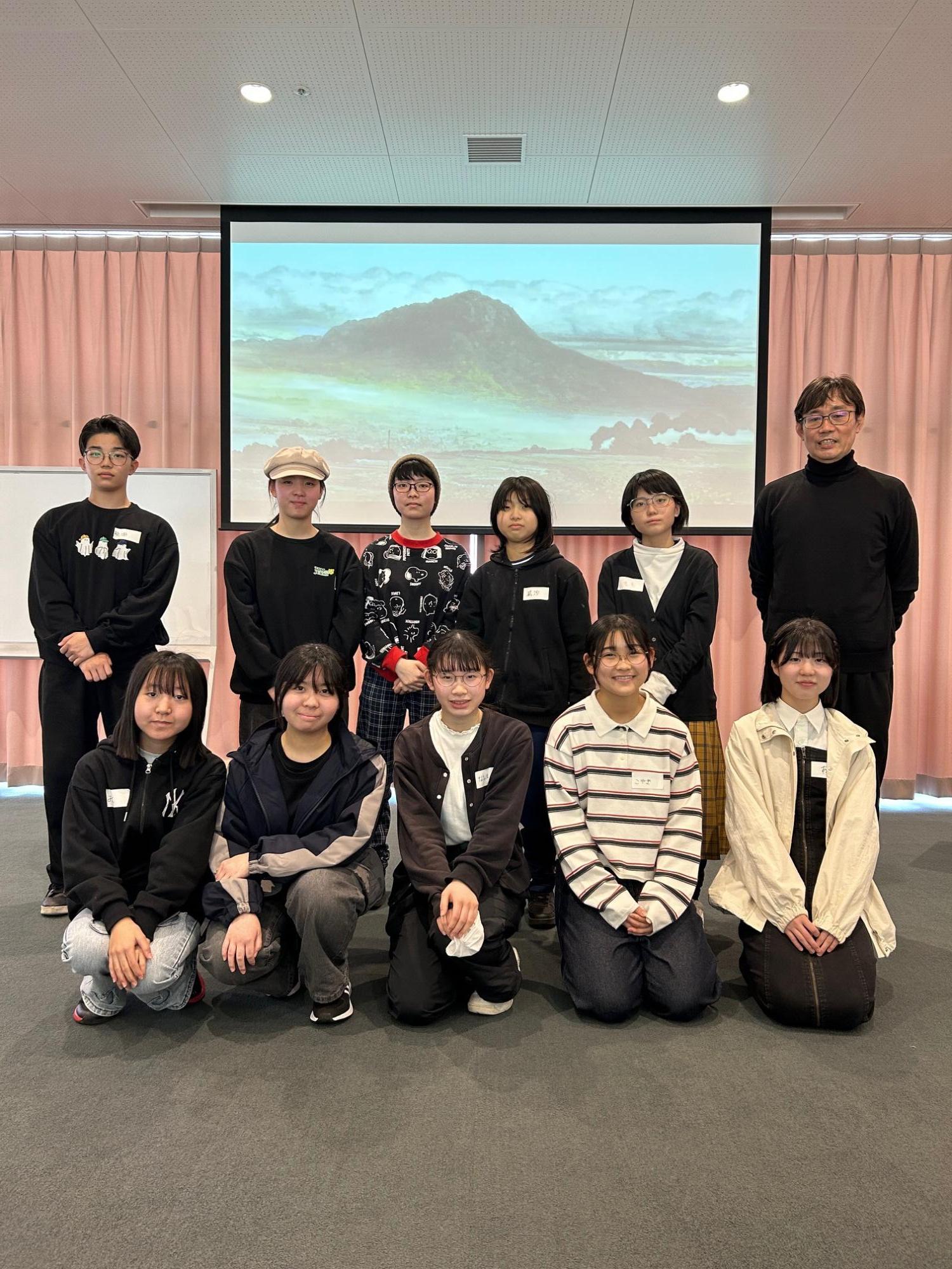10人の中高生と講師の中嶋さんの集合写真