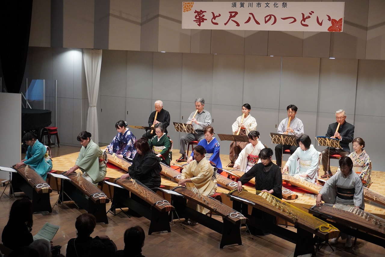 箏12人と尺八5人で演奏をしている