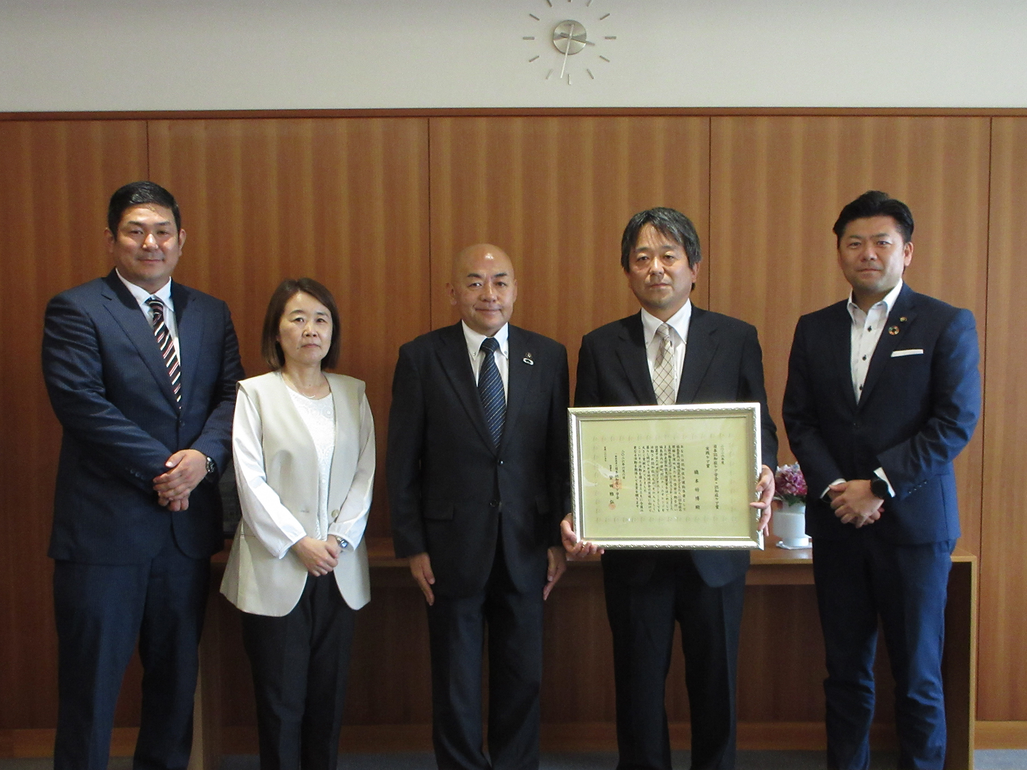 受賞を大寺正晃市長に報告した橋本好博副理事長ほか(写真右より2番目)