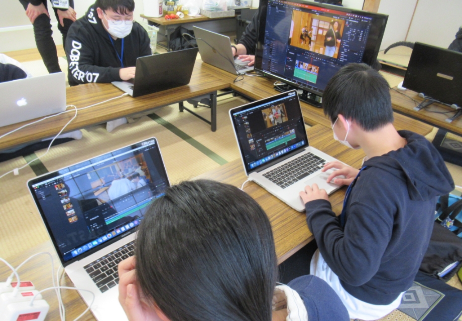 複数の塾生が机上のノートパソコンで映像編集ソフトを操作しカット調整や素材確認を進めている様子の写真