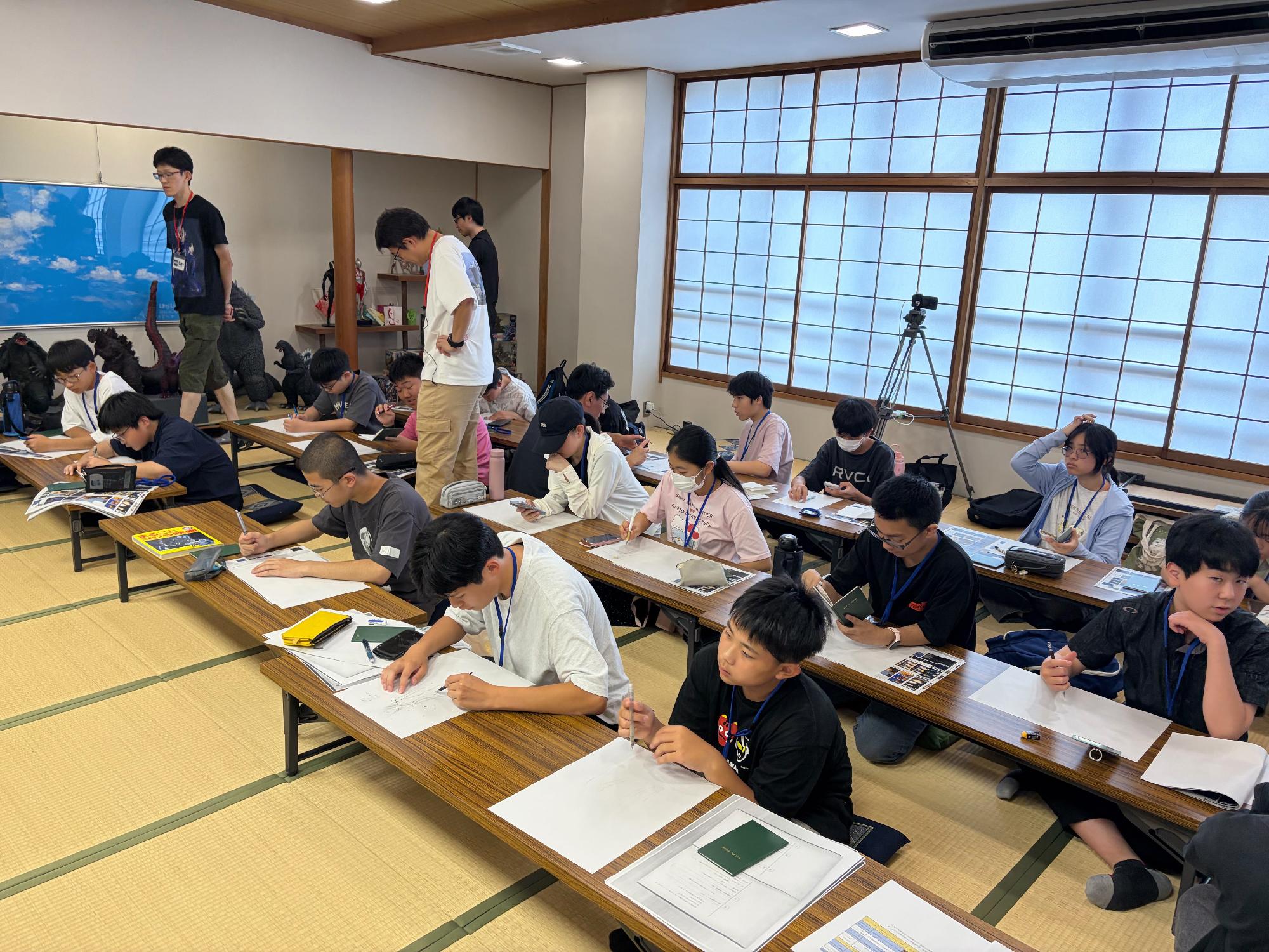 塾生たちが作品のストーリーやキャラクターデザインのアイディアを書き出している様子の写真