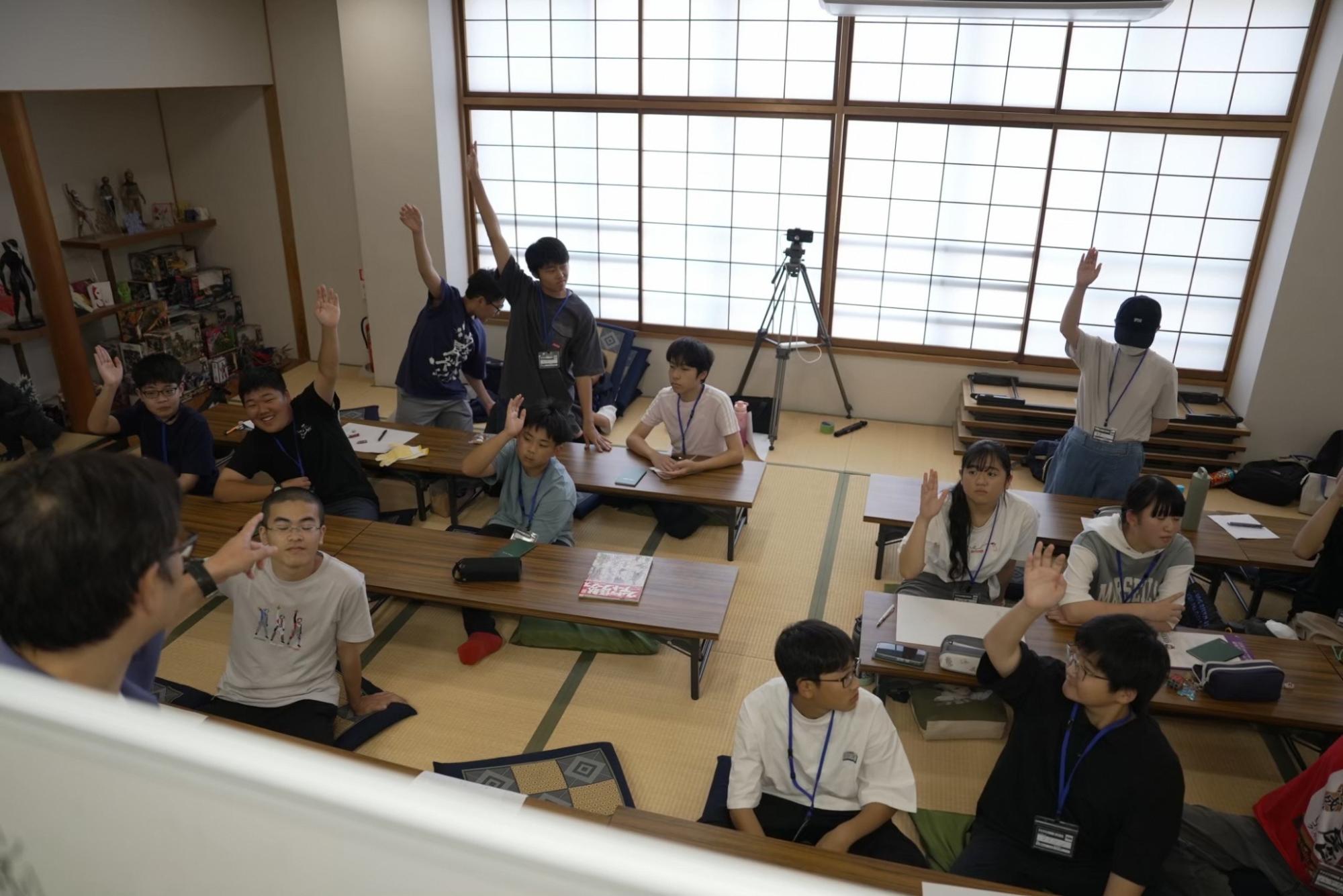 塾生たちが考えたアイディアについて投票をとっている様子の写真