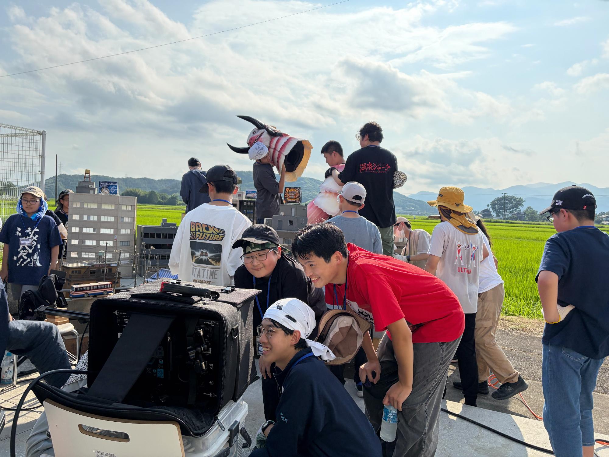 塾生たちが屋外で特撮模擬撮影をしている様子の写真