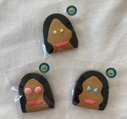 透明な個包装に入れられたウルトラマンに登場する怪獣の顔を模したクッキーが3枚並んでおり、それぞれ黄色やピンク、水色の丸い目と赤い唇がアイシングで表現されているダダクッキーの写真