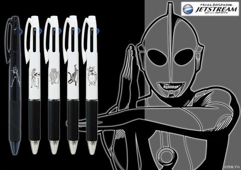 黒と白の軸にウルトラマンや怪獣のイラストが描かれた多機能ボールペン「ジェットストリーム」が5本並び、背景にはスペシウム光線のポーズをとる大きなウルトラマンが描かれた、商品のラインナップを紹介する画像