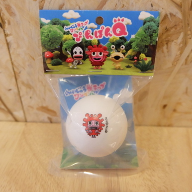 木目調の背景を背に、「ぴんぽんQ」と書かれた台紙付きの透明パッケージに、赤い怪獣のイラストが描かれた白いピンポン玉が入っている商品の写真