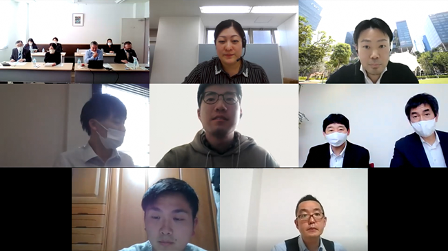 8分割されたオンライン会議画面で、左上に会議室の参加者、その他の枠に個別参加者がそれぞれ表示されているウェブ会議システムのスクリーンショット写真