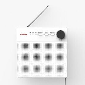 白を基調とし、下部に網目状のスピーカー、上部に赤いロゴと操作ボタン、右上に黒い音量ダイヤルがあり、左上から斜めにロッドアンテナが伸びている戸別受信機の写真