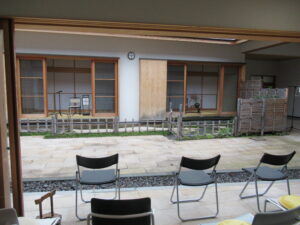 中庭に面した犬走に椅子が整然と並び、催しの準備が整っている様子の写真