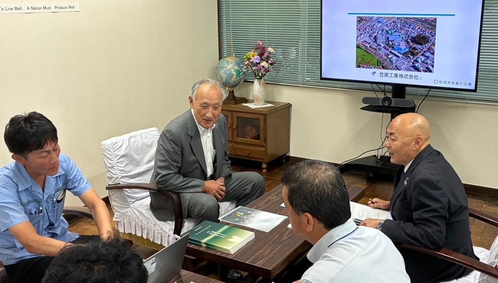 事業概要の説明を受ける市長
