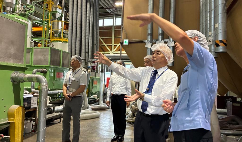 工場見学をする市長