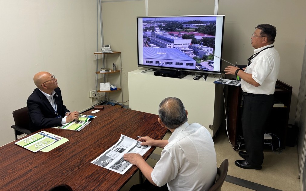 事業概要の説明を受ける市長