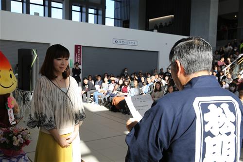 写真：委嘱状交付の様子