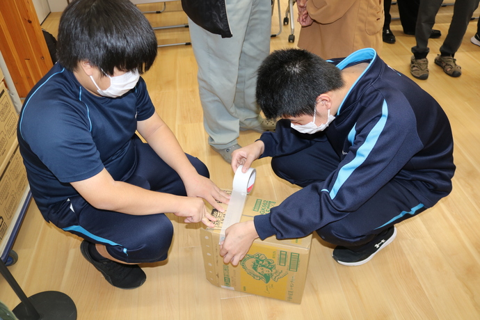稲田地域防災体験会に参加している様子
