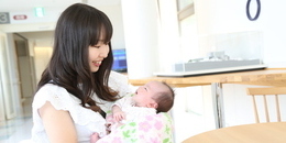 写真：母親と赤ちゃん（子育てイメージ写真）