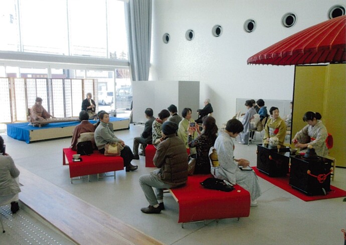 須賀川市民交流センター一周年記念福はじめ茶会の様子
