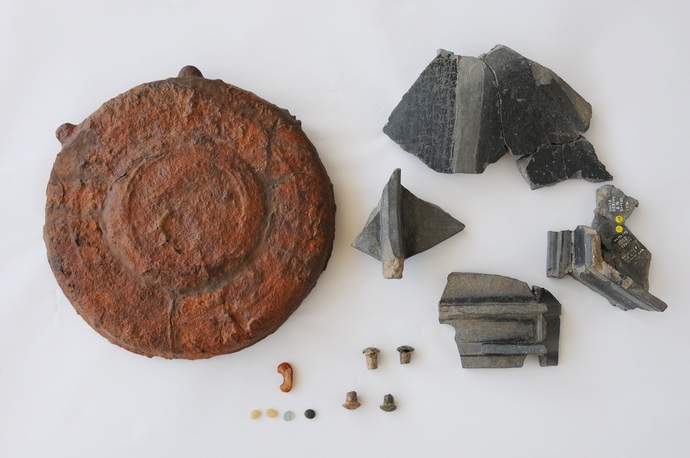 写真：上人壇廃寺跡から出土した遺物