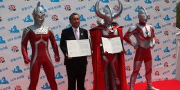 写真：市長とウルトラマンたち 式典の風景