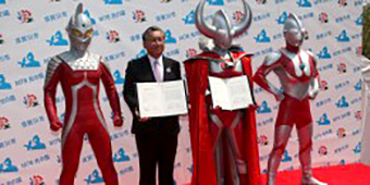 写真：市長とウルトラマンたち 式典の風景