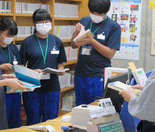 返却された本の状態を確認している写真