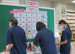 岩瀬中学校の生徒がテーマ展示の準備をしている写真