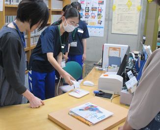 本の貸出を体験している写真