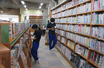 岩瀬中の生徒が本を選んでいる写真