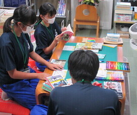 岩瀬中学校の生徒がポップを書いている写真