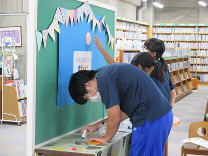 岩瀬中の生徒が展示の飾りつけをしている写真