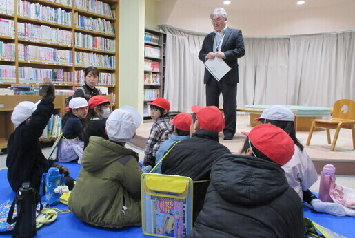 座っている子どもたちが館長とお話している写真