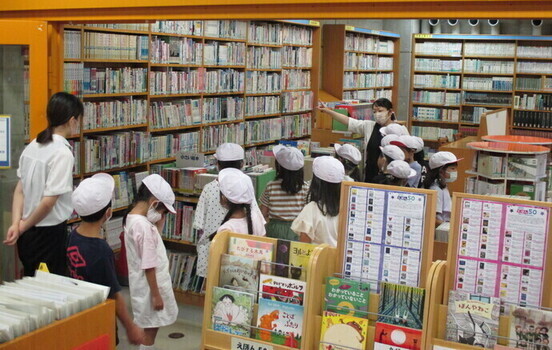 子どもたちが本棚を眺めている写真