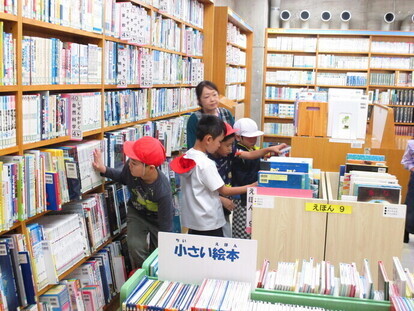 友達と仲良く本を読んでいる写真