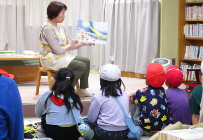こどもたちに読み聞かせをしている写真