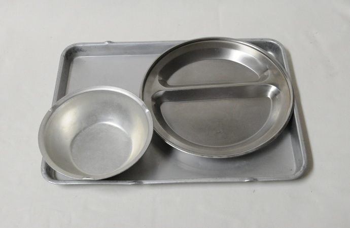 写真:給食の食器