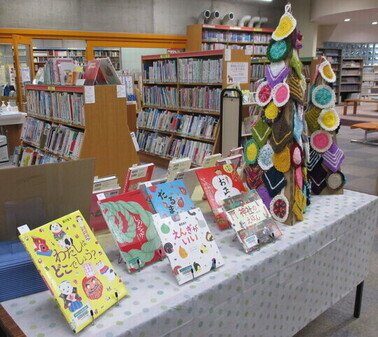 干支や縁起物にちなんだ本とエコたわしを展示した写真