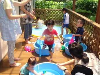 写真：水遊びをする子どもたちの様子