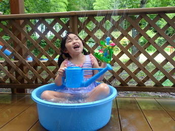 写真:シャワーで楽しく水遊び