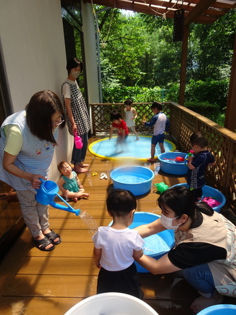 写真:初めて水遊びに参加した子ども