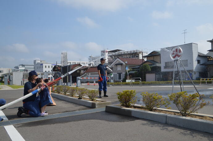 写真：放水体験をする参加者