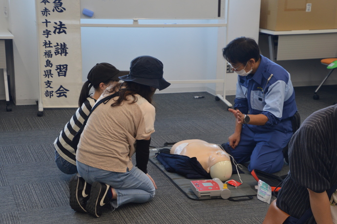 写真：救命講習を受ける参加者