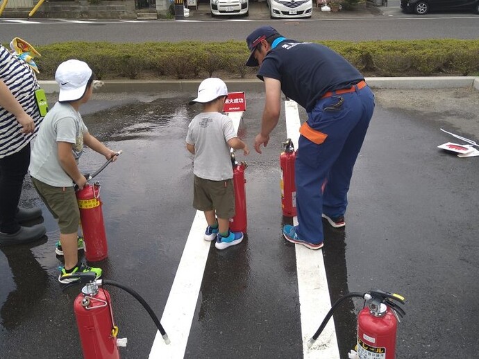 写真：水消火器による消火訓練をする参加者